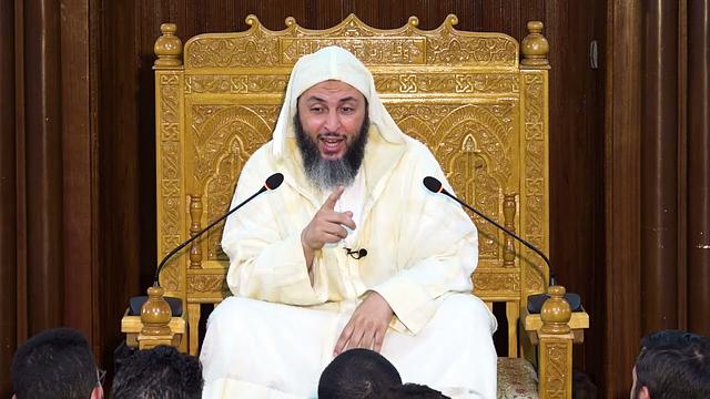 مسألة مهمة : هل يجوز الجلوس على القبور؟؟ - تفصيل الشيخ الكملي 2022