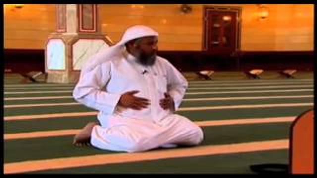 صغة السجود بحيث يكون الرأس بين اليدين او يتقدم عنهما قليلا